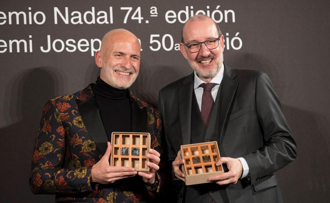Alejandro Palomas (i) tras ganar la 74 edición del premio Nadal, y el periodista Antoni Bassas (d) tras ganar el 50 Premio Josep Pla de prosa en catalán. Foto:  EFE/Marta Pérez