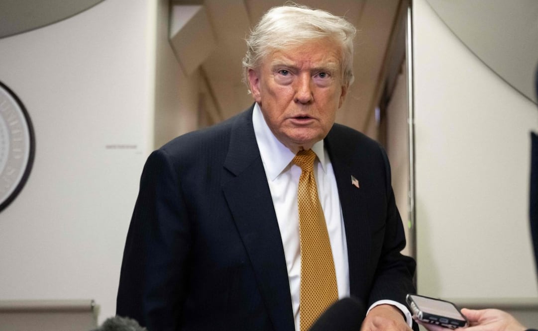El presidente de Estados Unidos, Donald Trump, habla con los medios a bordo del Air Force One poco después de despegar de la Base de la Fuerza Aérea de Mildenhall, en el Reino Unido —tras cambiar el antiguo VC-25A Air Force One por el más moderno VC-25B Bridge Air Force One—, rumbo a Washington, el 8 de julio de 2026. Trump regresa de la cumbre de la OTAN en Turquía. Foto: AFP