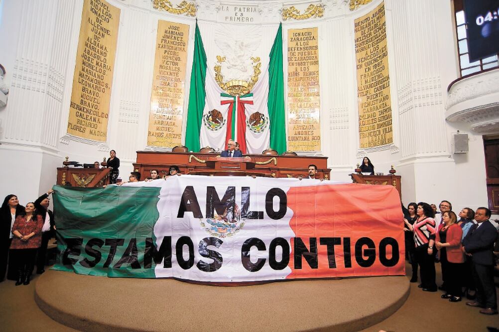 Legisladores locales del PAN, PRI y PRD exigieron castigar a los responsables por ultrajes a las insignias patrias, cuyas multas van desde pago de una multa y hasta arresto. Foto: ESPECIAL