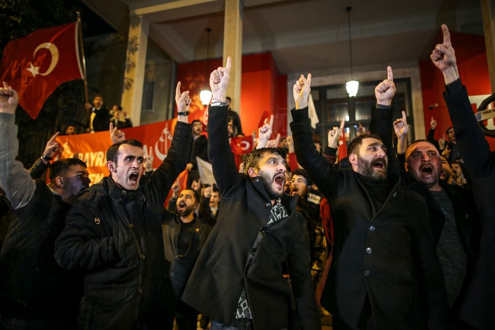 Asistentes a una pequeña protesta frente al consulado sueco en Estambul, Turquía. Foto: AP