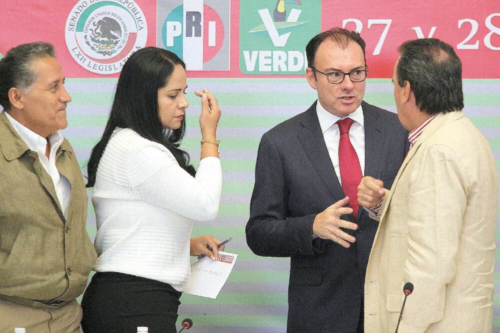 El secretario Luis Videgaray dialogó ayer con senadores del PRI y del PVEM durante su séptima reunión plenaria (LUCÍA GODÍNEZ. EL UNIVERSAL)