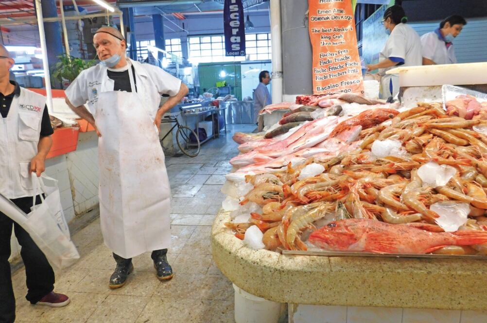 Durante la temporada de Cuaresma, autoridades intensifican los operativos de verificación sanitaria de alimentos, por lo que acuden a los más de 300 mercados para realizar análisis de muestras de alimentos de mar crudos y cocidos (SEDESA)