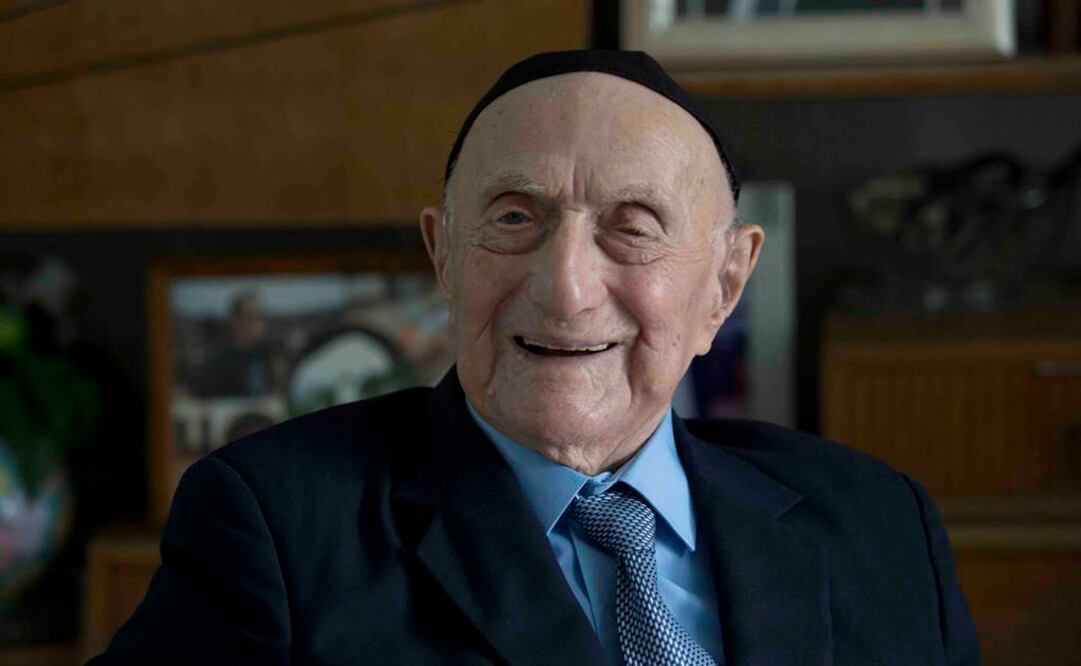 Nacido en la ciudad de Zarnow, en Polonia, Krystal fue enviado en 1940 al gueto de Lodz, y cuatro años más tarde al campo nazi de exterminio de Auschwitz, donde murió su primera mujer. FOTO: Abir Sultan/EFE.