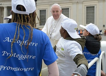 Papa Francisco pasea en su papamóvil a niños migrantes