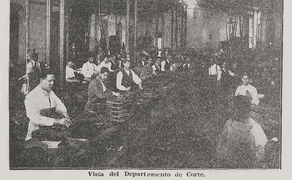 Vista del Departamento de Corte de la fábrica de calzado Excélsior, 1921. Según apuntó EL UNIVERSAL ILUSTRADO, la empresa podía tener hasta 40 mil pares de zapatos en alguna etapa de ensamblaje en sus instalaciones. Foto: Hemeroteca EL UNIVERSAL.
