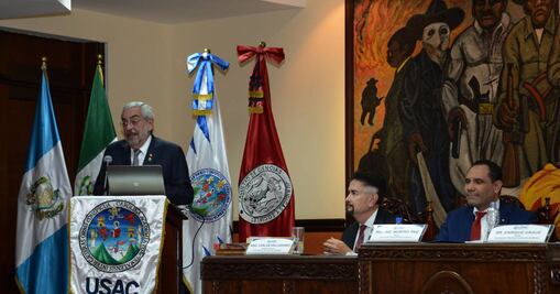 Graue recibe reconocimiento de la Universidad de San Carlos en Guatemala