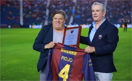 Miguel Herrera recibe homenaje de la directiva del Atlante por su trayectoria como azulgrana
