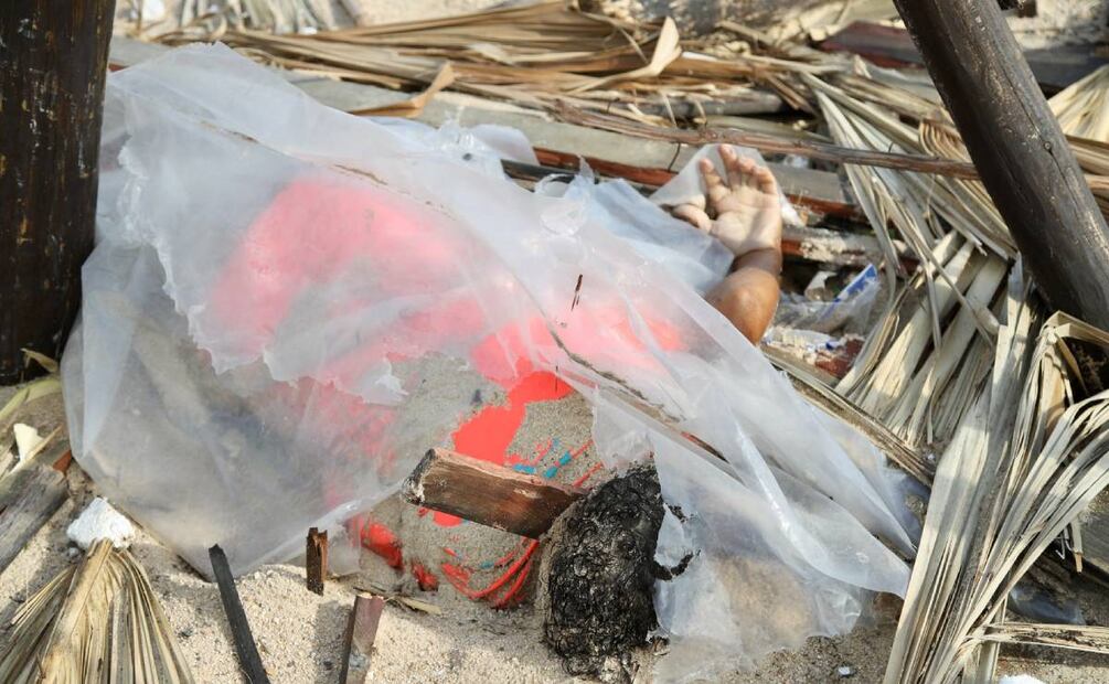 Un hombre fue hallado sin vida con una madera incrustada en la cabeza a un costado de una palapa. Foto: Valente Rosas/El Universal