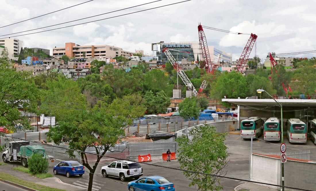 Las maniobras de montaje son complejas, las piezas de 370 toneladas requieren de tres grúas, explicó el secretario. Foto: Carlos Mejía/El Universal