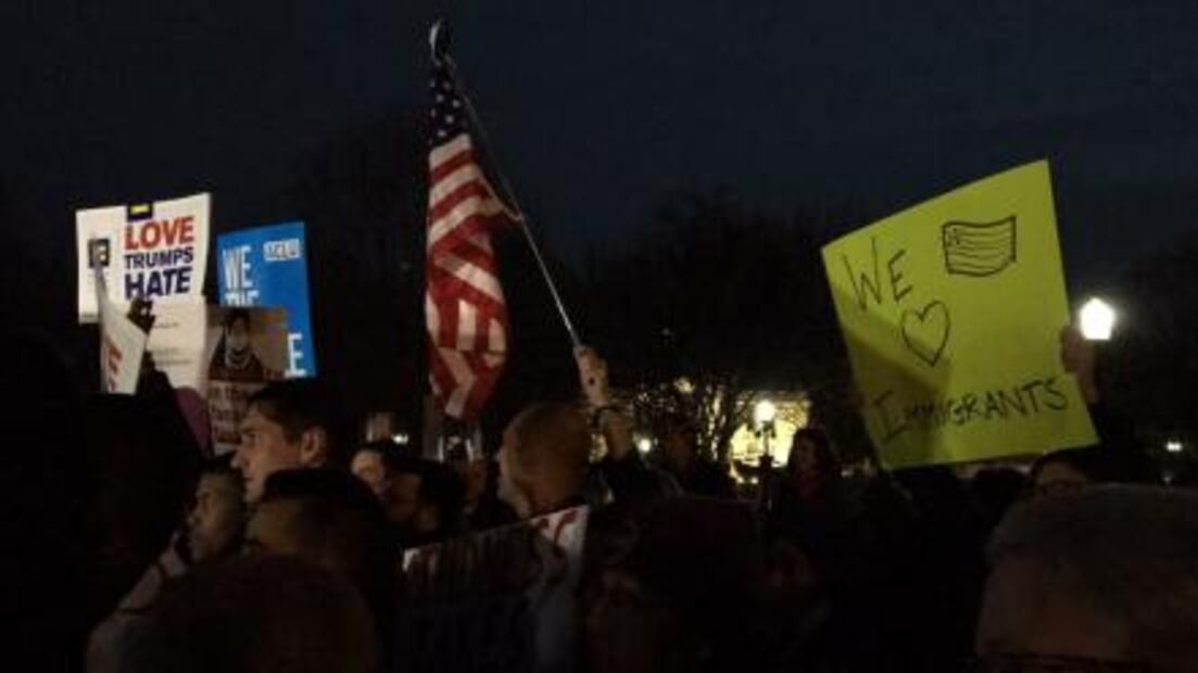 Decenas de personas protestan frente a la Casa Blanca por el veto de Trump
