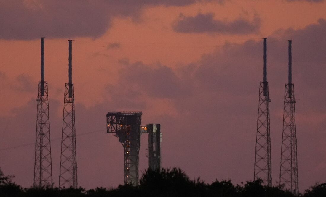 La cápsula Starliner de Boeing, encima de un cohete Atlas V, se encuentra en la plataforma de lanzamiento durante el amanecer en el Complejo de Lanzamiento Espacial 41 el sábado 1 de junio de 2024, en Cabo Cañaveral, Florida. Foto: AP/Chris O'Meara.