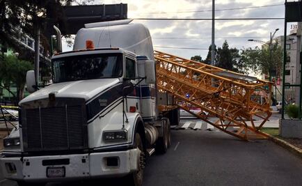 Caída de estructura afecta circulación en Eduardo Molina