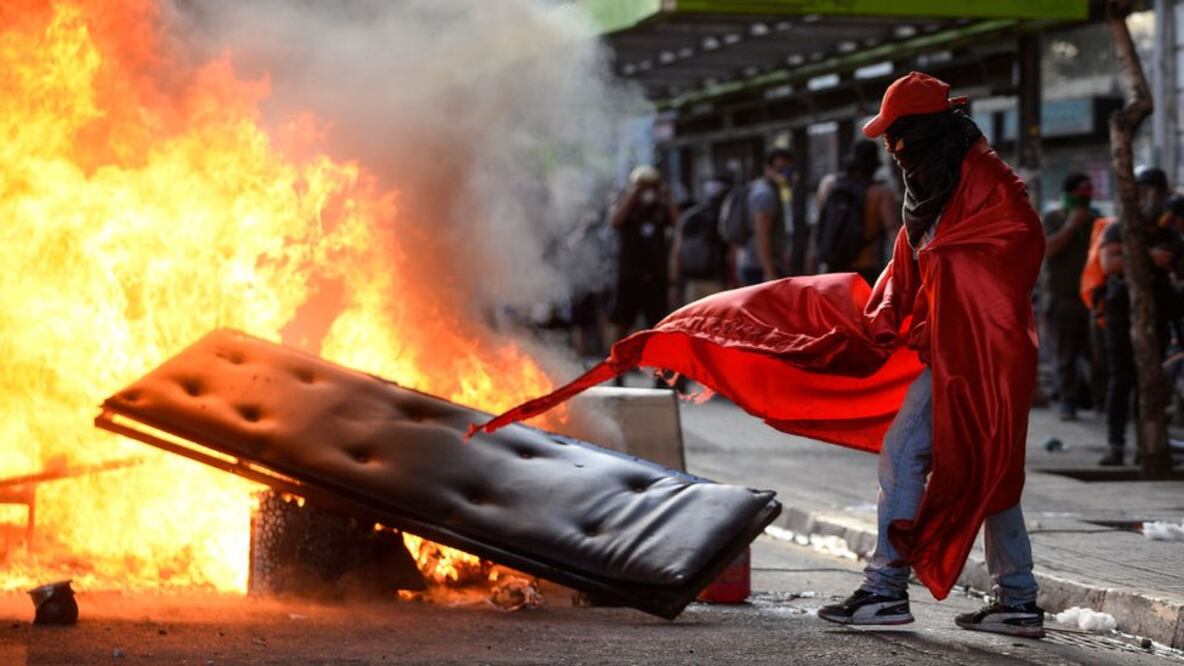 A 43 días del inicio de las manifestaciones, en Chile aún no se ha logrado calmar la violencia y los saqueos. Foto: Getty Images