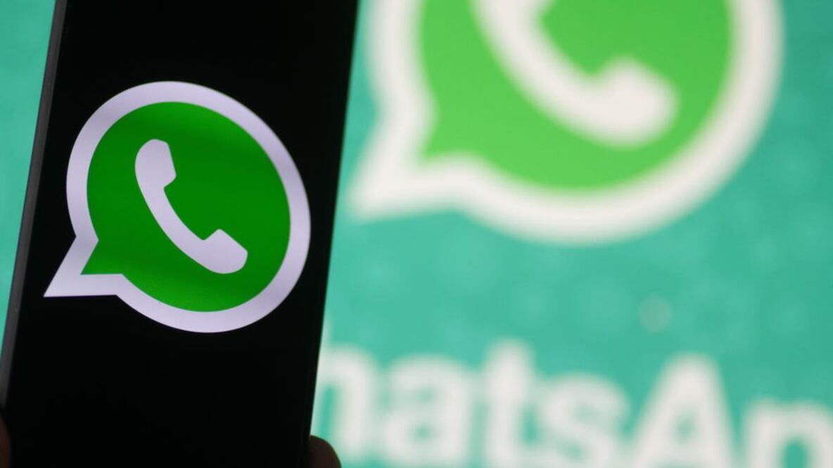 Si usas mucho WhatsApp, al punto que te molesta la vista o lo usas en lugares poco iluminados, ahora la aplicación ofrece una opción para que la experiencia sea más amable con tus ojos.