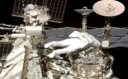 Dos astronautas culminan con éxito una caminata espacial