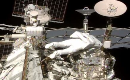 Dos astronautas culminan con éxito una caminata espacial