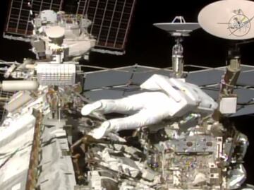 Dos astronautas culminan con éxito una caminata espacial