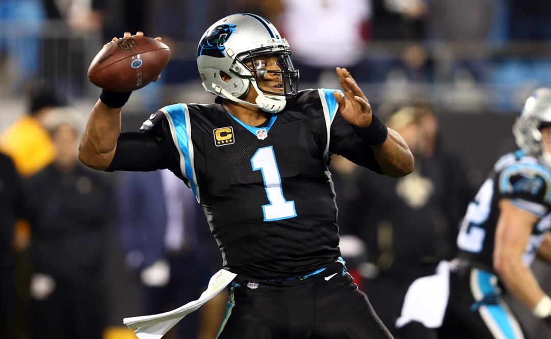 El quarterback Cam Newton sufrió una lesión en el hombro derecho. FOTO/REUTERS