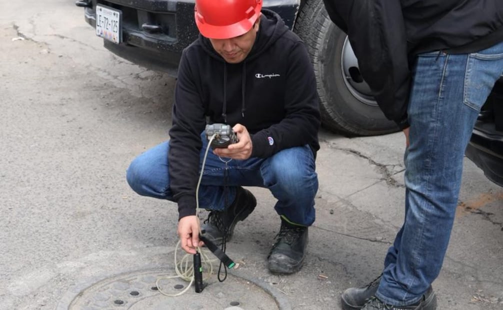 Detectan fuga de gas natural tras reportes de olores extraños en Tlalnepantla; realizan labores de saneamiento.
Foto: Especial.