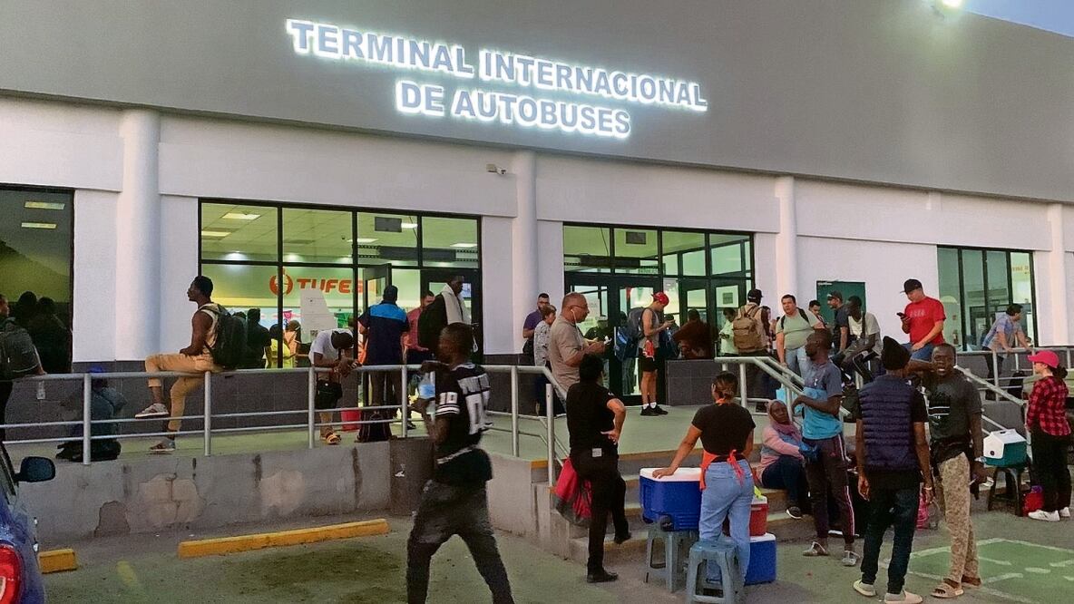 Alrededor de 150 migrantes de Senegal abarrotan la Central de Autobuses Tufesa de Hermosillo, luego de un largo viaje en busca del sueño americano. Foto: Amalia Escobar / EL UNIVERSAL