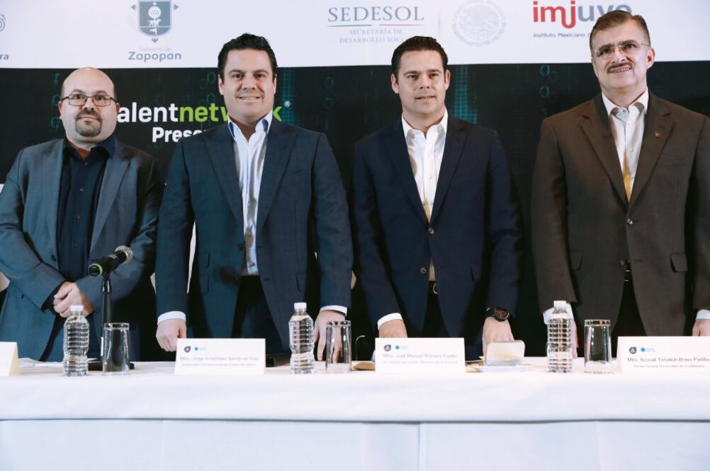 El gobernador de Jalisco, Aristóteles Sandoval (centro), dijo que los dreamers que sean deportados de EU podrán recibir, entre otros beneficios, una beca para que enseñen inglés en sus tiempos libres, a cambio de un pago económico (ALEJANDRA LEYVA)