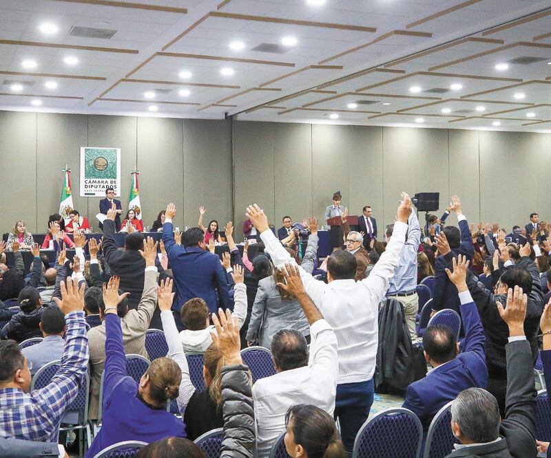 En una sede alterna, los diputados avalaron ayer el dictamen para el presupuesto del próximo año. La oposición alertó que los recursos se destinan a estados gobernados por Morena. Foto/DIEGO SIMÓN. EL UNIVERSAL