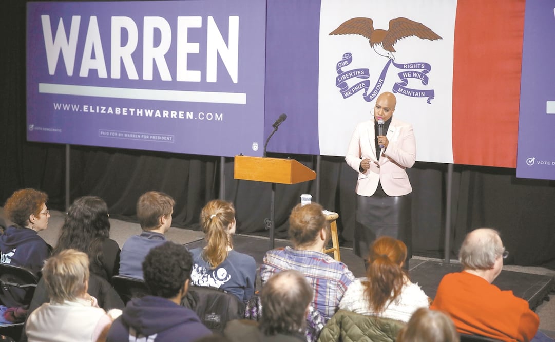 La congresista Ayanna Pressley, ayer durante un evento en apoyo a la senadora Elizabeth Warren, en Ames, Iowa. Foto: MATT ROURKE. AP