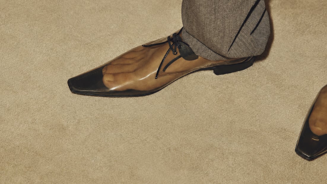 Yves Saint Laurent apuesta en verano por unos zapatos transparentes para caballero. Foto: Instagram @ysl