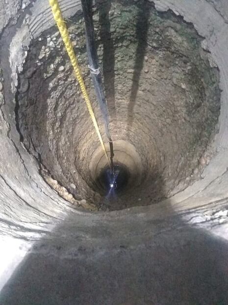 Localizan el cuerpo de un hombre dentro de una noria en Monterrey