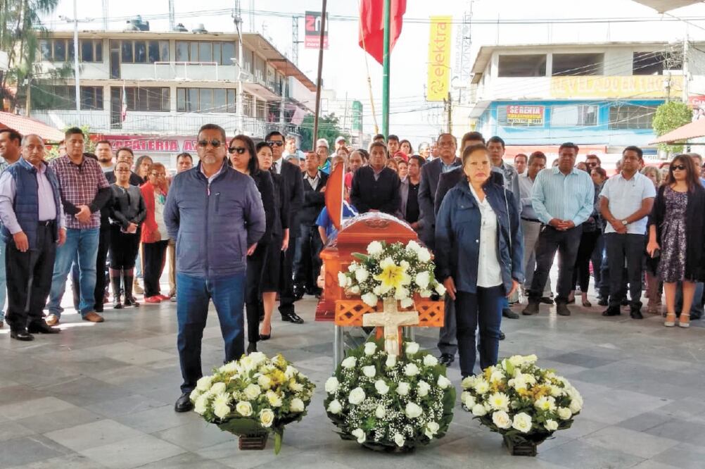Autoridades de Los Reyes La Paz montaron guardia ante el ataúd del regidor Eusebio Martínez, quien fue asesinado. Foto/ESPECIAL