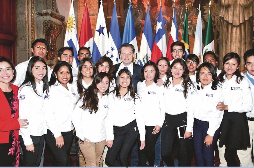 El secretario de Educación Pública, Aurelio Nuño Mayer, afirma que una de las ventajas del Subsistema de Universidades Politécnicas es que ofrece a sus alumnos una vinculación temprana con el campo laboral (TOMADA DE TWITTER)