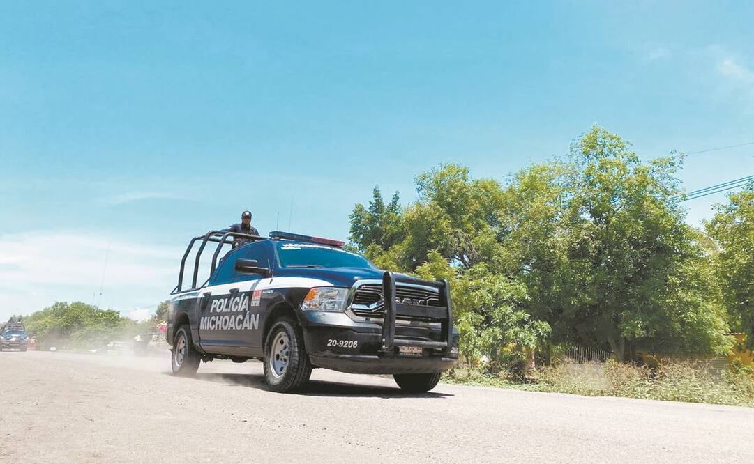 Un primer convoy de 14 camionetas de la SSP arribó a Pinzándaro en su objetivo de llegar a los límites con Aguililla. Foto: Carlos Arrieta/ EL UNIVERSAL.