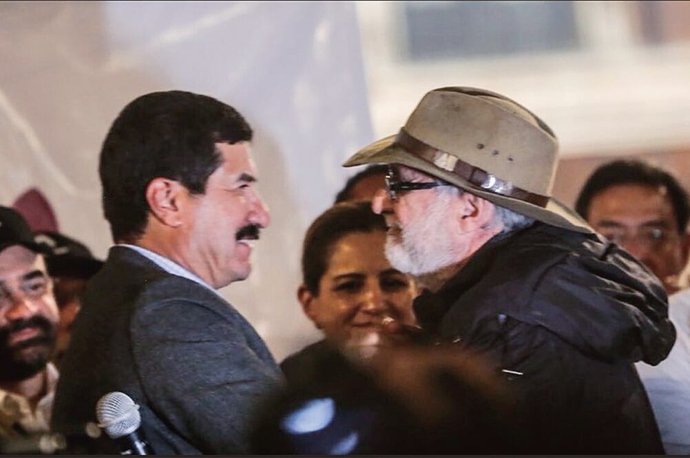 El gobierno de Chihuahua informó que la Caravana por la Dignidad, encabezada por el panista Javier Corral, arribará hoy al Ángel de la Independencia. El mandatario estatal (izq.) se reunió ayer con el activista Javier Sicilia en Cuernavaca, Morelos. (TOM)