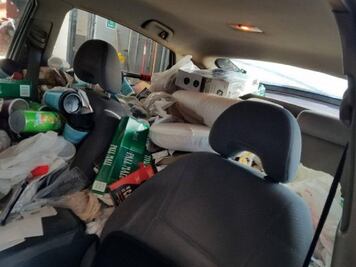 Policía detiene a conductor por llevar su auto lleno de basura