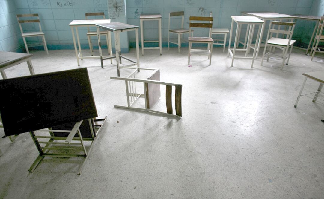 View of a classroom at an abandoned school– Photo: Ariana Cubillos/AP