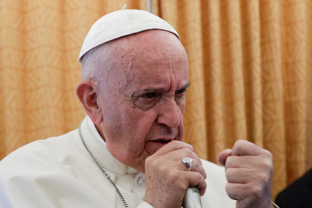 El papa Francisco habla con los periodistas durante una conferencia de prensa en su vuelo de regreso de El Cairo. (AP)