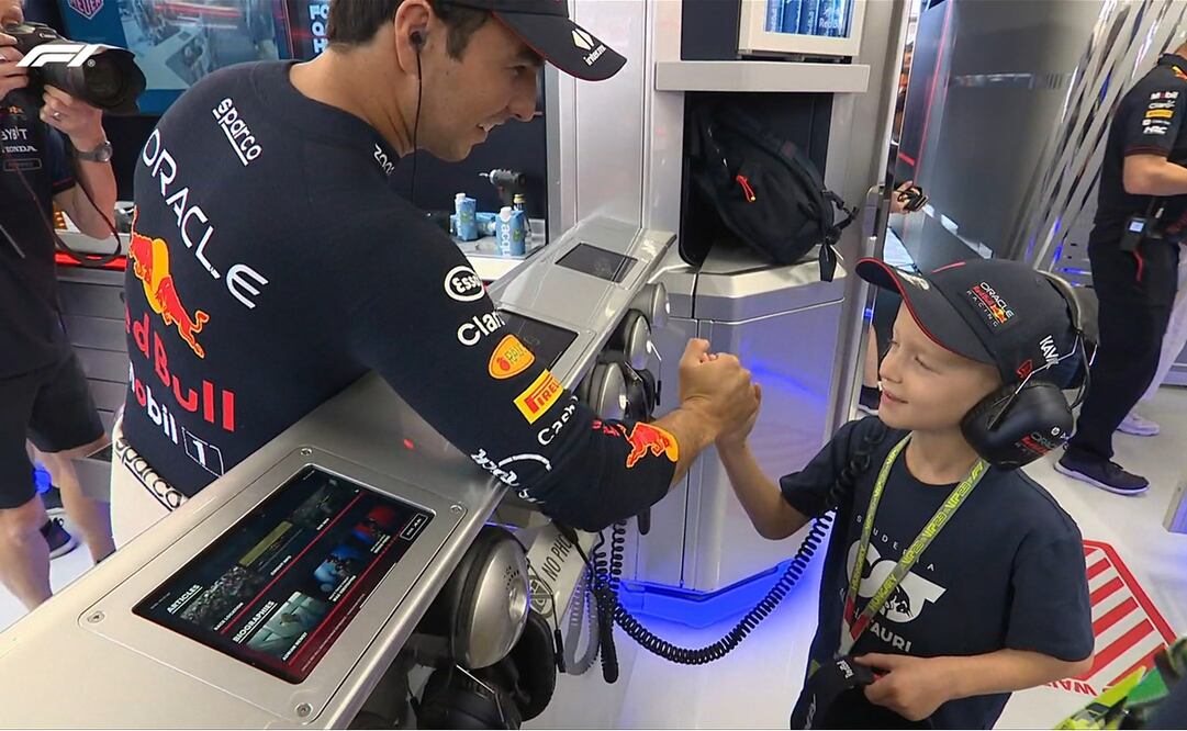 Checo Pérez tuvo un gran gesto con un pequeño aficionado / Foto: Especiales