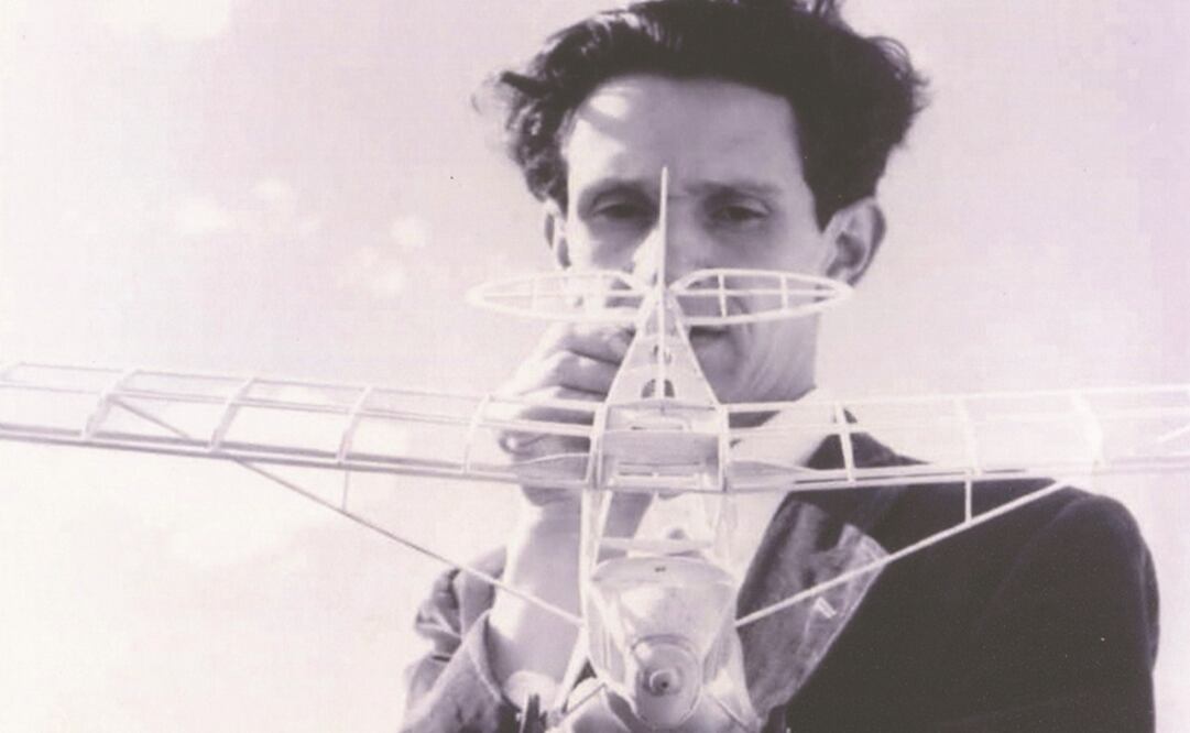 Juan José Arreola en Ciudad Universitaria con un avión de madera de balsa, ca. 1959. Archivo de Orso Arreola. Foto: RICARDO SALAZAR