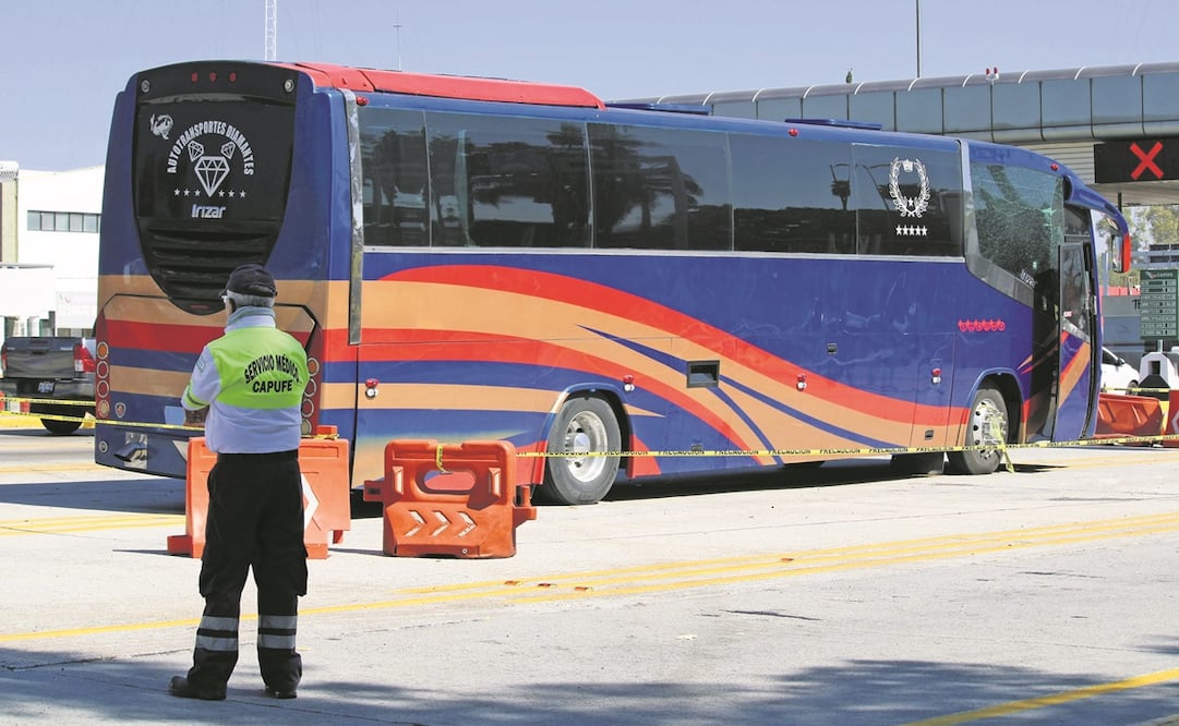 Un camión con turistas a bordo recibió tres impactos de bala; una mujer murió. Foto: Especial