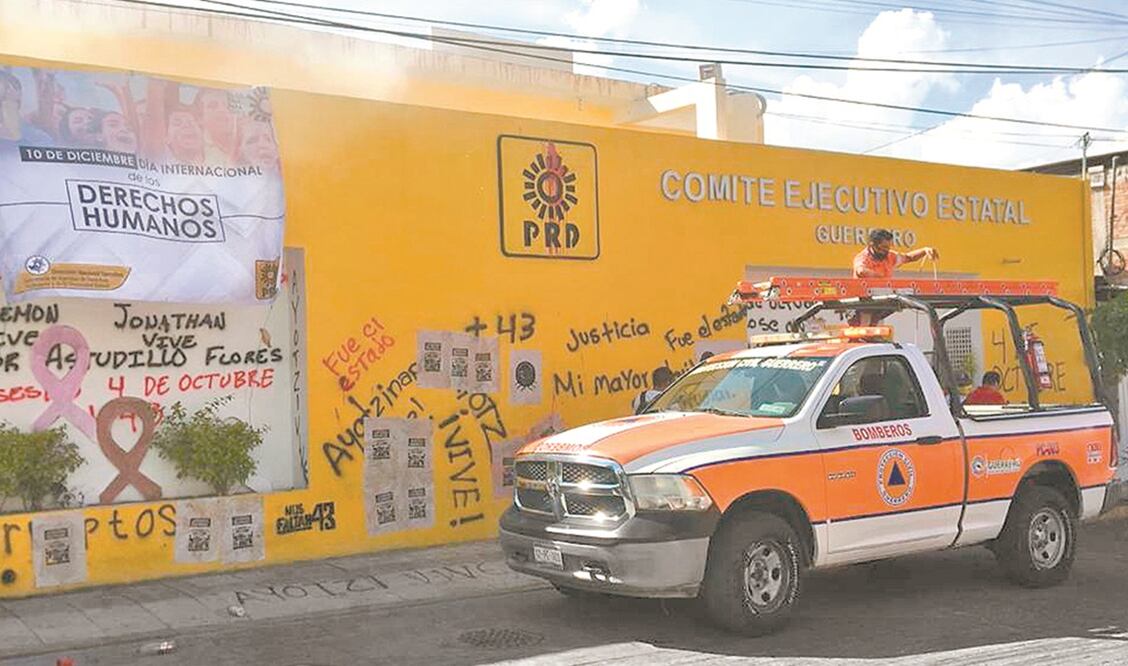 A las instalaciones perredistas llegó Protección Civil y bomberos para sofocar el incendio provocado por los manifestantes. Foto: ESPECIAL