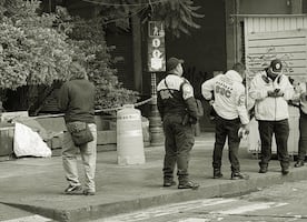 Hallan sin vida a hombre en jardinera en calles de la colonia Centro; autoridades determinarán las causas de la muerte