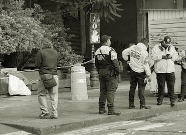 Hallan sin vida a hombre en jardinera en calles de la colonia Centro; autoridades determinarán las causas de la muerte