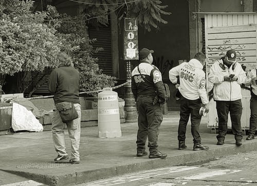 Hallan sin vida a hombre en jardinera en calles de la colonia Centro; autoridades determinarán las causas de la muerte