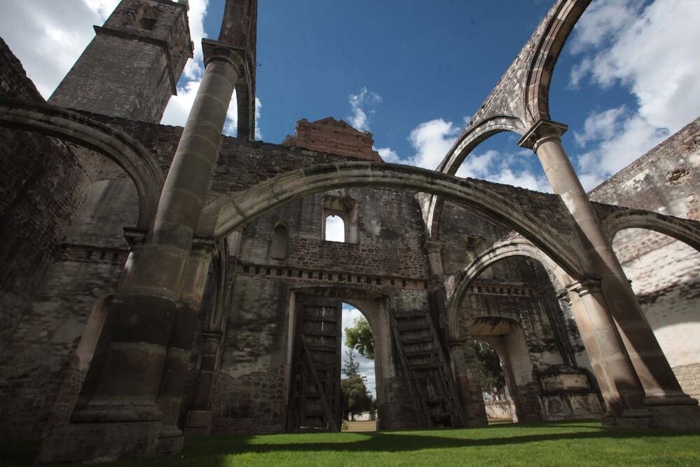Admira sus columnas, arcos y la fachada con una sola torre. Ahora es un Monumento Histórico. (Foto: Archivo El Universal)