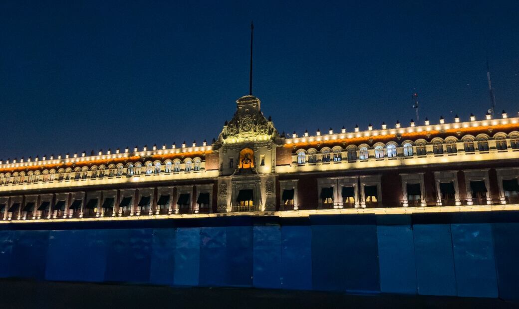 La instalación de vallas metálicas continúa frente a edificios del Zócalo de la Ciudad de México, previo a la marcha por el 25N, el 24 de noviembre de 2025; destacan las dobles vallas frente a Palacio Nacional y joyerías. Foto: Hugo Salvador/EL UNIVBERSAL