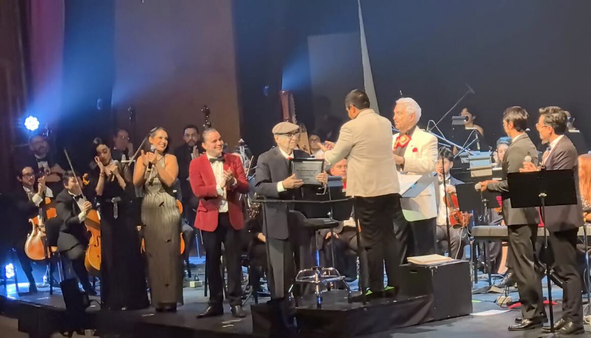 Ovación para Eduardo Magallanes al subir a recibir un reconocimiento en el homenaje celebrado en el Centro Universitario Cultural. Crédito: Lázaro Azar