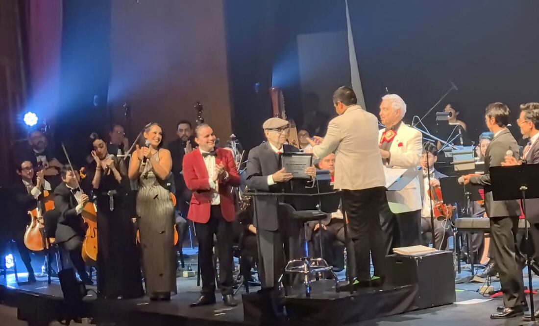 Ovación para Eduardo Magallanes al subir a recibir un reconocimiento en el homenaje celebrado en el Centro Universitario Cultural. Crédito: Lázaro Azar