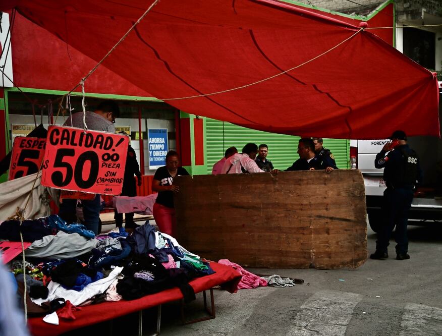 Este domingo, el ataque contra dos comerciantes en un tianguis en Iztapalapa es investigado por las autoridades judiciales.