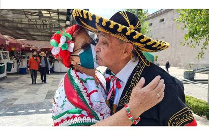 Pareja de la tercera edad celebra en Toluca con traje y baile a...  ¡los Niños Héroes!