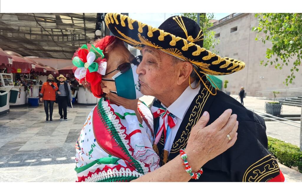 Esta pareja se conoció en el grupo de Los Jubilosos de Toluca, que se dedican a bailar danzón, chachachá o mambo. Foto: Claudia González/EL UNIVERSAL